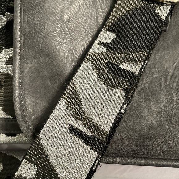 Great condition vegan gray guitar strap handbag - Picture 7 of 9